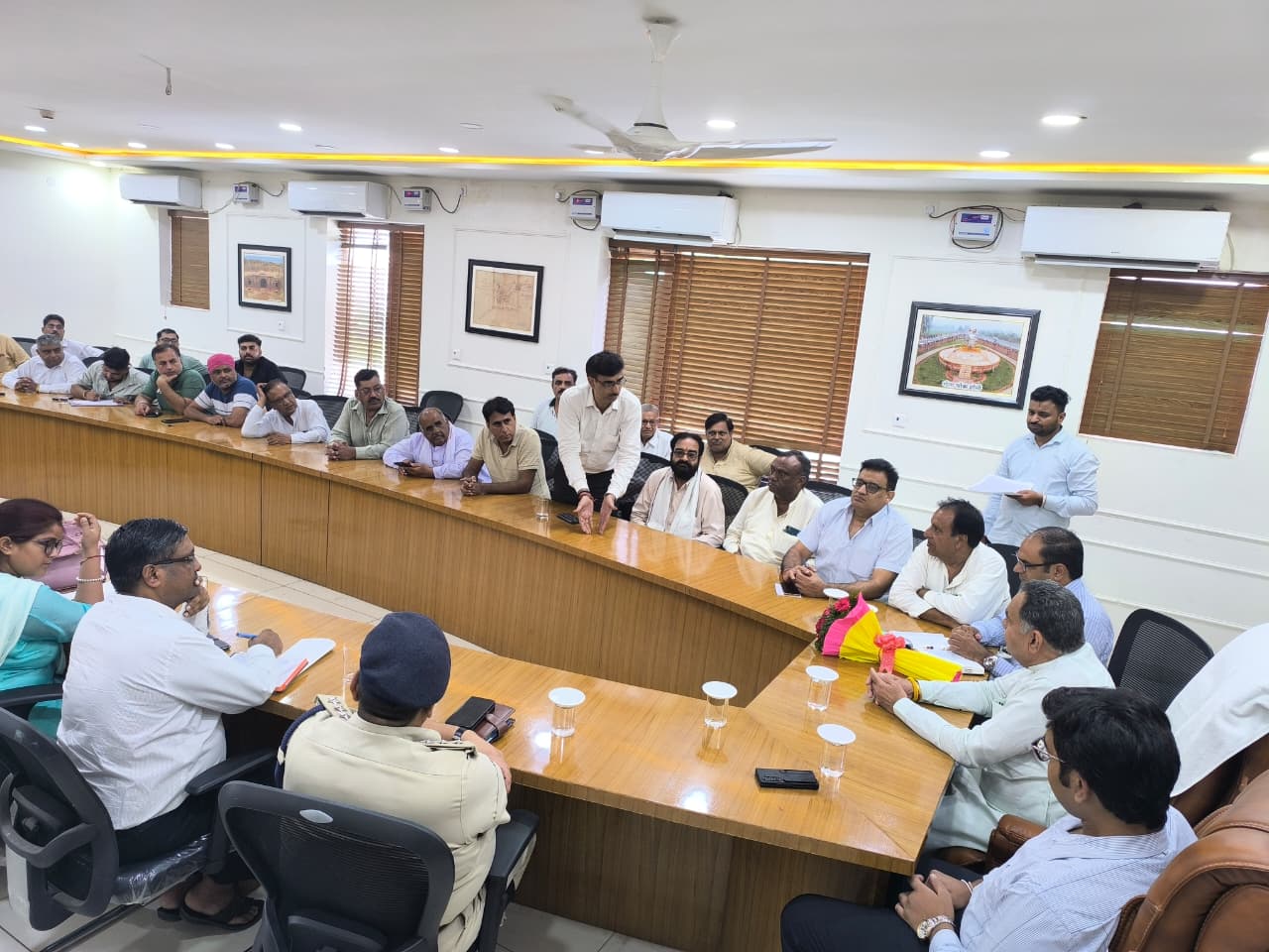 MLA Vinod Bhayana held a meeting with officials and trade representatives regarding encroachment, sanitation and stray animals.